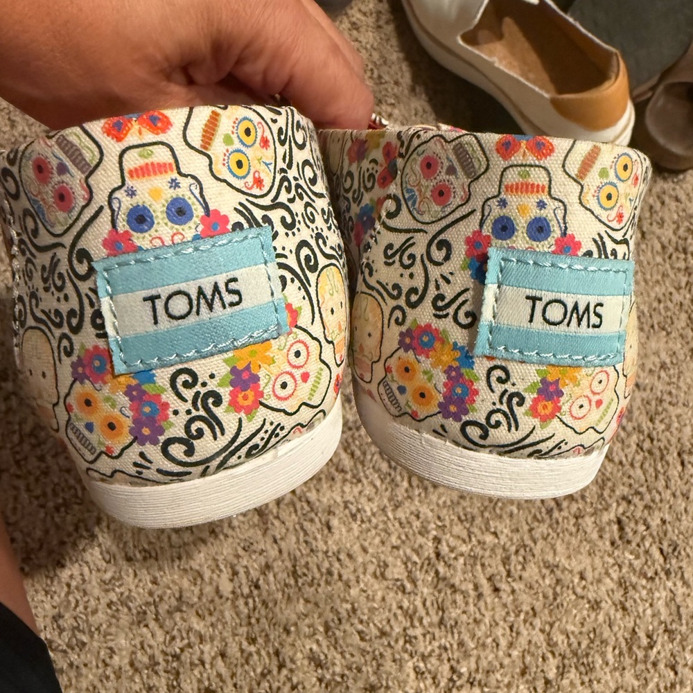 Toms Multicolor and Black Patterned Flats - Picture 4 of 5